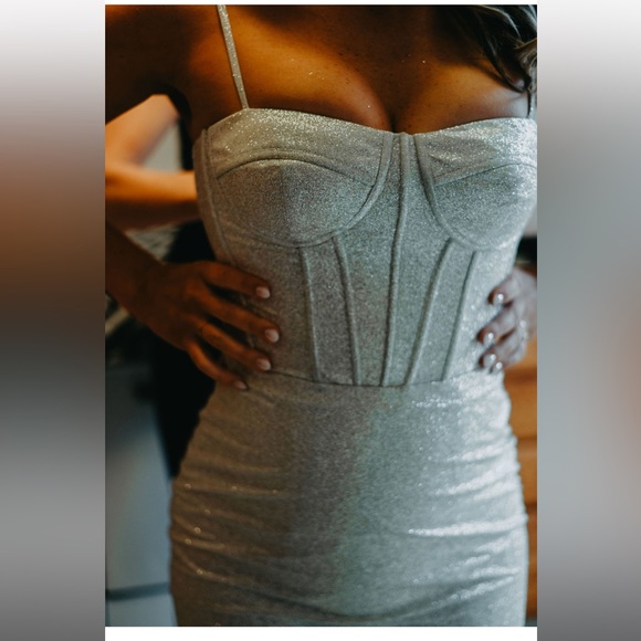 Wedding dress worn in September 2023. Only altered for length. I am 5’5” - Picture 5 of 7